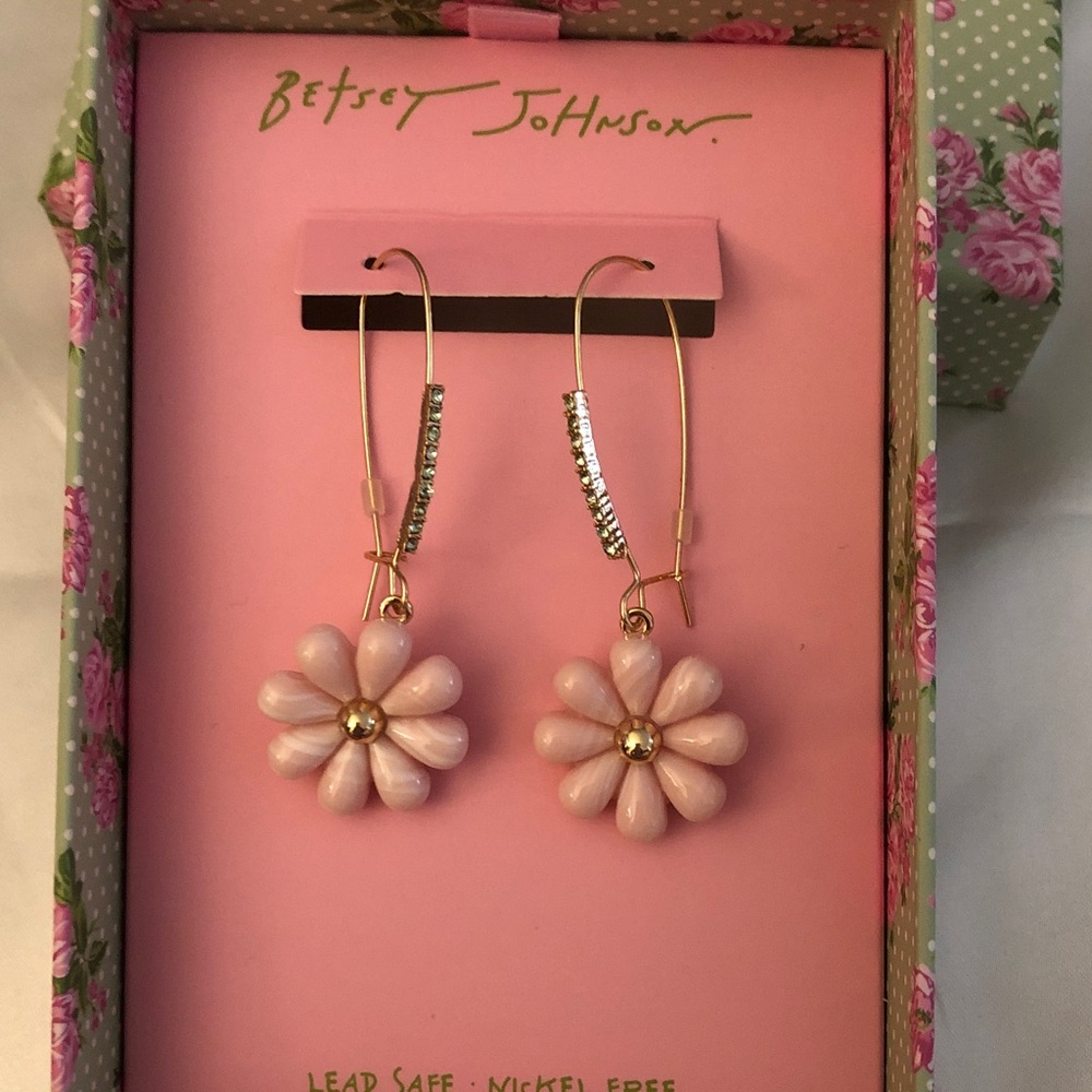 Betsey Johnson Spring Chick Pink Resin Daisy Drop Earrings Crystal Accents NIB